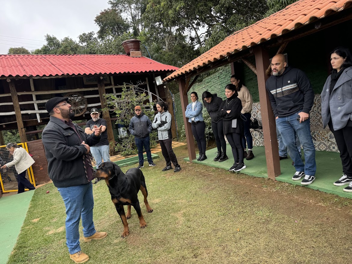 Palestra ao ar livre do adestrador Papo Reto sobre adestramento integrativo e reabilitação canina