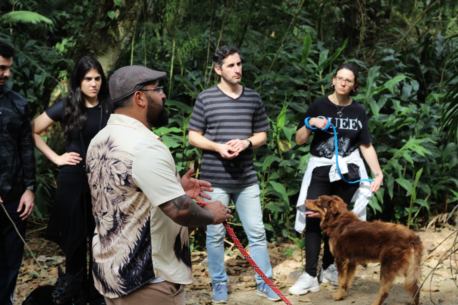 Treinamento em campo com grupo de tutores e equipe MACAN – cursos de adestramento para donos de cães