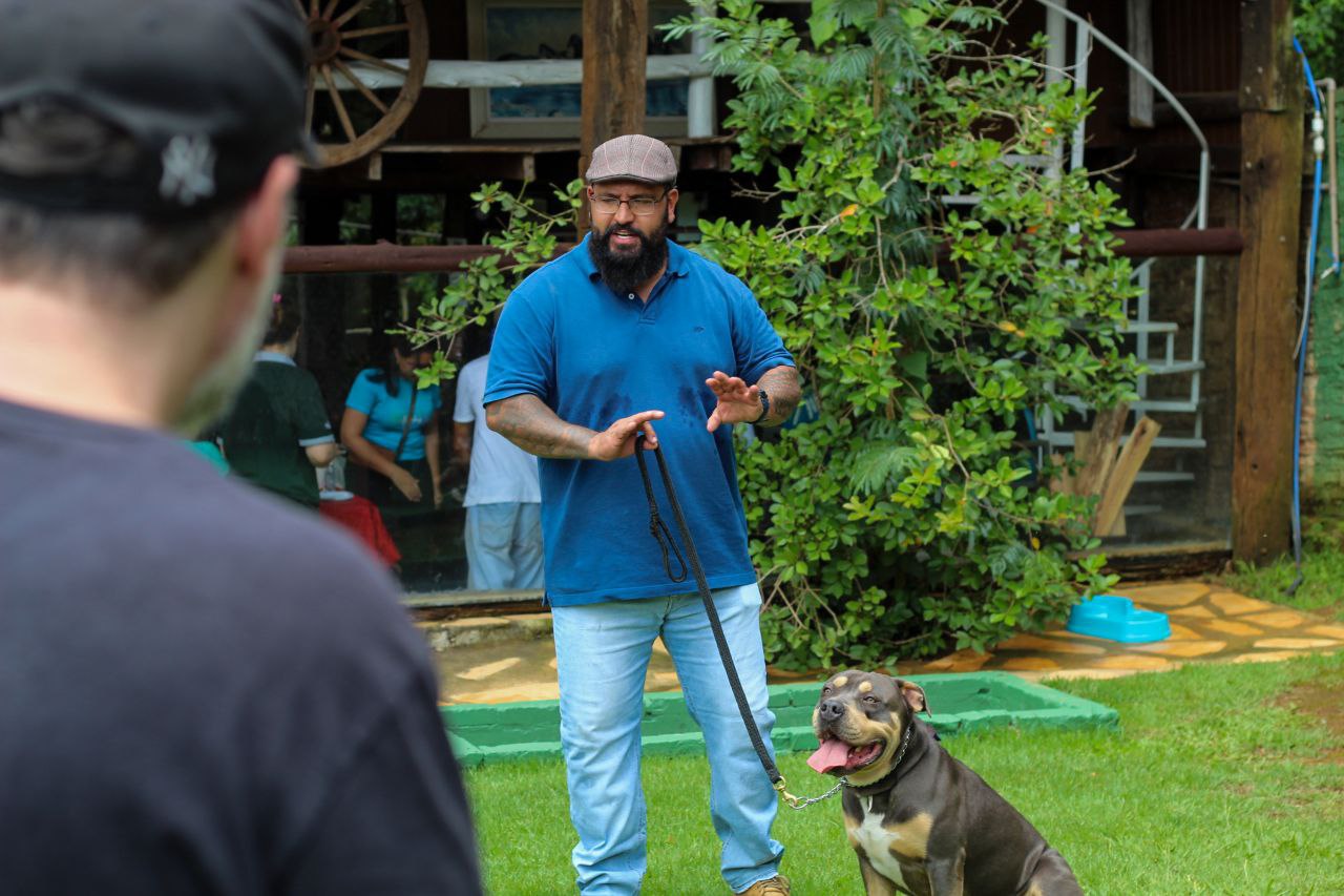 Sessão de leitura comportamental com pitbull utilizando neurociência no comportamento canino – Papo Reto