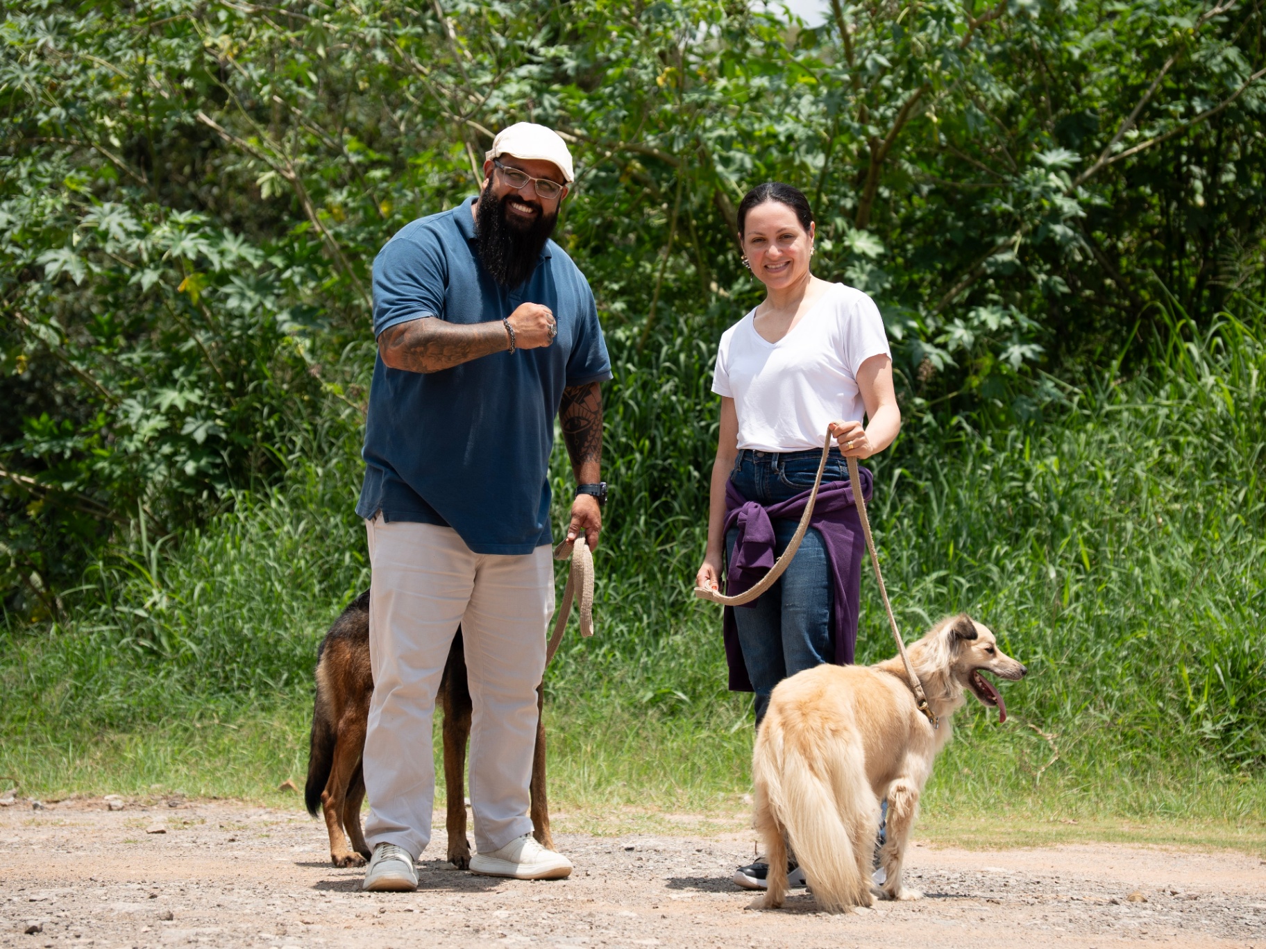 Passeio orientado com tutora e cães reabilitados pelo adestrador Papo Reto – restauro de relações